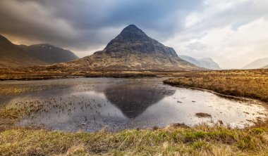 İskoçya 'nın dağlık bölgelerinde Glencoe' da Lochan na Fola uzun süre görüldü.
