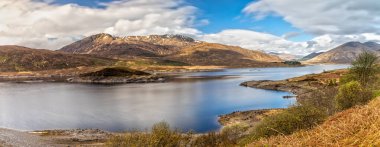 İskoçya Dağları 'ndaki Loch Lochy' nin Panoramik Manzarası
