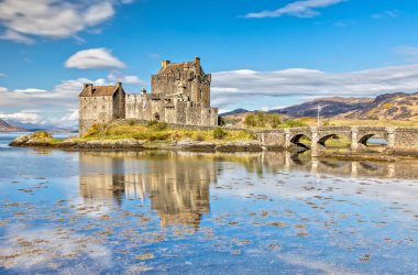 İskoçya 'nın Dornie şehrinde Eilean Donan Kalesi