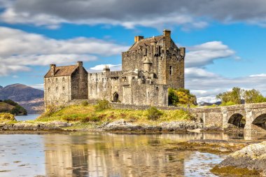 İskoçya 'nın Dornie şehrinde Eilean Donan Kalesi