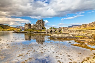 İskoçya 'nın Dornie şehrinde Eilean Donan Kalesi