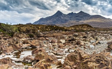 İskoçya 'daki Skye Adası' ndaki Dağların Panoramik Manzarası