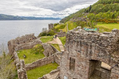 İskoçya 'daki Urquhart Şatosu ve Loch Ness