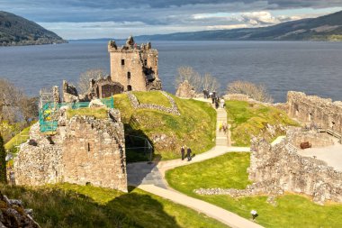 İskoçya 'daki Urquhart Şatosu ve Loch Ness