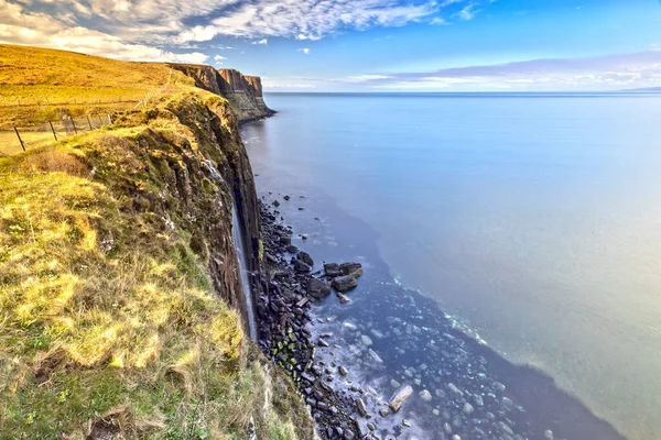 Skoçya Daki Skye Adası Ndaki Kilt Rock Mealt Falls Düşük — Stok fotoğraf