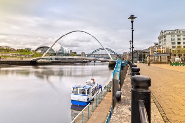 Newcastle 'daki Gateshead Millennium Köprüsü Büyük Britanya' daki Tyne üzerinde.