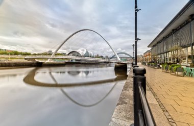 Newcastle 'daki Gateshead Millennium Köprüsü Büyük Britanya' daki Tyne üzerinde.