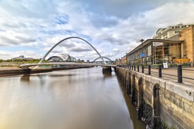 Newcastle 'daki Gateshead Millennium Köprüsü Büyük Britanya' daki Tyne üzerinde.
