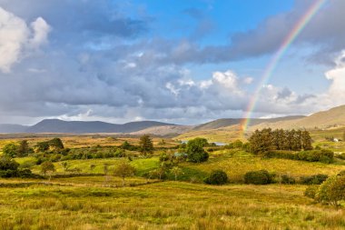 Glenveagh Ulusal Parkı üzerinde gökkuşağı, Donegal İlçesi, İrlanda