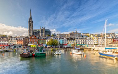 Cork, İrlanda yakınlarındaki Cobh 'daki St. Colman Katedrali' nin baskısı