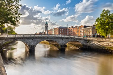 Dublin, İrlanda 'daki Saint Paul Kilisesi ve Liffey Nehri