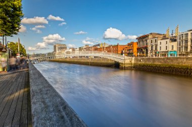 İrlanda, Dublin 'deki Liffey Nehri üzerindeki yarım peni köprüsü.