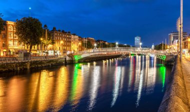 İrlanda, Dublin 'deki Liffey Nehri üzerindeki yarım peni köprüsü.