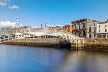 İrlanda, Dublin 'deki Liffey Nehri üzerindeki yarım peni köprüsü.