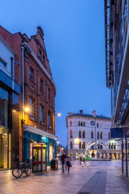 Kuzey İrlanda, Belfast 'taki Victoria Meydanı' na yakın Arthur Caddesi 'nde yayalar var.