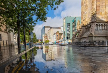 Belfast 'taki Victoria Caddesi ve Albert Memorial Saat Kulesi' nin etkisi