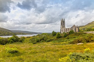 Dunlewey Kilisesi 'nin kalıntıları İrlanda' nın Donegal ilçesinde terk edildi.