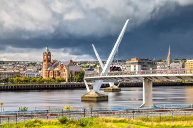 Kuzey İrlanda 'daki Londonderry / Derry Barış Köprüsü ve Birlik Salonu
