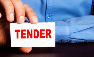 TENDER kelimesi bir adamın elinde tuttuğu beyaz bir karta yazılmıştır. İş konsepti