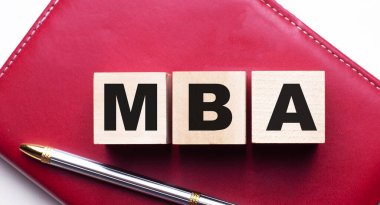 İşletme Ekonomisi 'nde yüksek lisans yapmış. Kalemin yanındaki bordo bir defterde tahta küplere yazılmış. İş konsepti