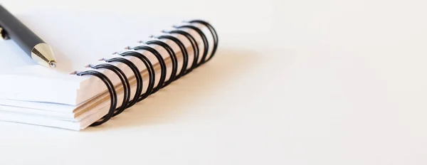 Een Zwarte Pen Ligt Een Wit Notitieboekje Lichte Achtergrond Close — Stockfoto