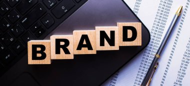 Brand kelimesi kalem ve belgelerin yanındaki tahta küplere yazılmıştır. Pazarlama kavramı