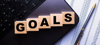 Klavyedeki ahşap küplere GOALS kelimesi yazılmıştır. Motivasyon kavramı