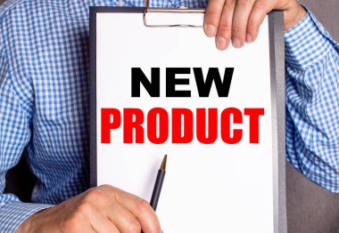 Bir adam tarafından tutulan beyaz kağıda yazılmış yeni bir ürün. Reklam kavramı