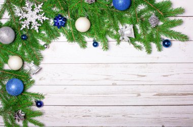 Açık kırsal arka planda mavi ve gümüş renkli Noel süslemeleri olan dallar. Uzayı kopyala Yeni yıl kartı. Noel konsepti