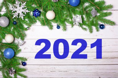 Noel süslemeli ladin dalları ve 2021 numaralar açık ahşap arka planda. Yeni Yıl Tasarımı