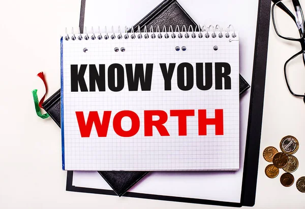 Know Your Worth Steht Auf Weißem Papier Neben Tagebüchern Gläsern — Stockfoto