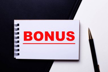 BONUS kelimesi kalemin yanındaki beyaz ve siyah arka planda kırmızı ile yazılmıştır. Motivasyon kavramı