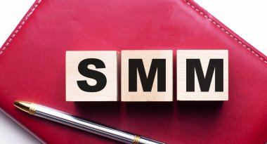 SMM, sapın yanındaki bordo bir defterin üzerinde tahta küplere yazılır. İnternet tanıtımı