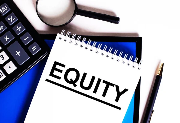 Equity Escrito Uma Folha Branca Papel Sobre Fundo Azul Perto — Fotografia de Stock