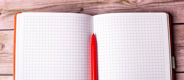 Auf Einem Holztisch Liegen Ein Offenes Notizbuch Und Ein Roter — Stockfoto