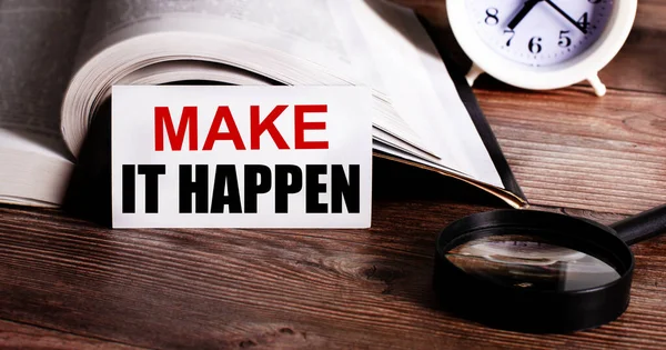 Make Happen Skrivet Ett Vitt Kort Nära Öppen Bok Väckarklocka — Stockfoto
