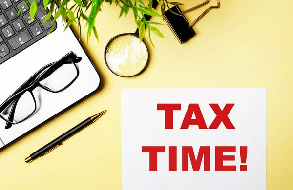 Tax Time Napsán Bílém Papíře Blízkosti Počítače Obchodního Příslušenství Žlutém — Stock fotografie