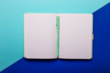 Açık mavi bir arkaplanda boş bir defter var. Boşluğu kopyala