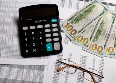 Hesap makinesi, gözlük, para ve belgeler ile iş kavramı