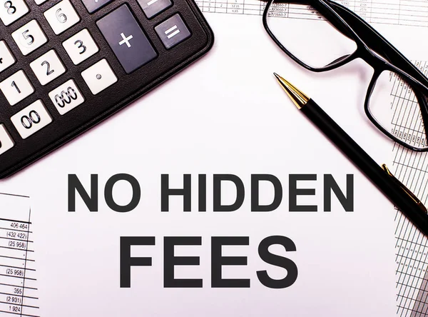 Hidden Fees Scritto Uno Sfondo Bianco Vicino Alla Penna Occhiali — Foto Stock