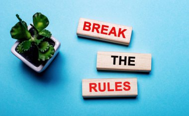 Kuralları çiğne - kurallara uyma- mavi arkaplan üzerinde tahta bloklar üzerinde metin