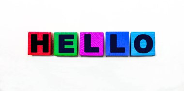 Hello kelimesi açık arkaplanda renkli küplere yazılır.