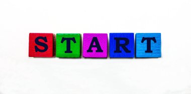 START kelimesi renkli ahşap bloklara yazılmıştır. Hafif arkaplan
