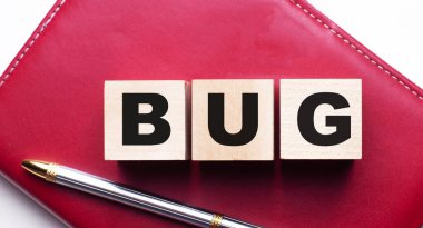 Böcek, kalemin yanındaki bordo bir defterin üzerinde duran tahta küplerden oluşur. İş konsepti