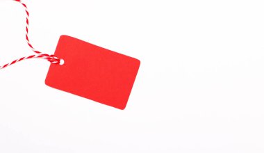 Açık bir arkaplanda, boş bir kırmızı fiyat etiketi. Satılık. Boşluğu kopyala