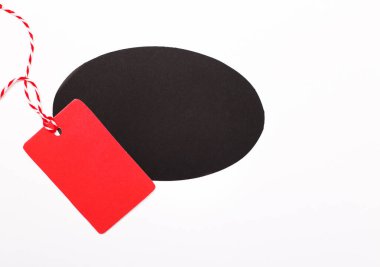 Açık arkaplandaki boş kırmızı ve siyah fiyat etiketleri. Boşluğu kopyala