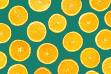 yeşil bir arka plan üzerinde pek çok sulu portakal dilimleri