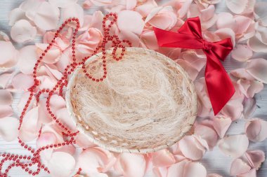 pembe gül yaprakları ve kırmızı boncuklu samanlı romantik sepet