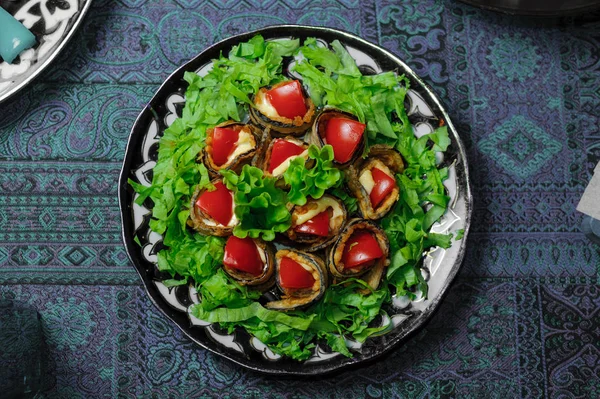 Patlıcan domates ile rulo ve bir tabak desenleri ile doldurulmuş