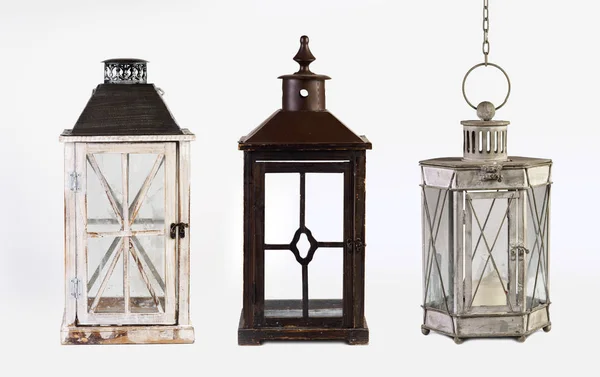 Beyaz arka planda üç dekoratif fener.